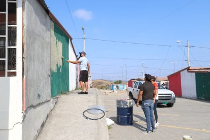 Policías y militares resguardan el trabajo del personal de empresas publicas. También están cortando la electricidad a los morosos.