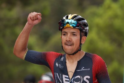 Tras la etapa 17, el ciclista ecuatoriano de Ineos luce el maillot de la pepas azules, por su destreza en las superficies altas.