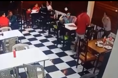 El intrépido hecho se suscitó cuando uno de los amigos de lo ajeno le arrebató un celular a quien sería la mamá del menor.