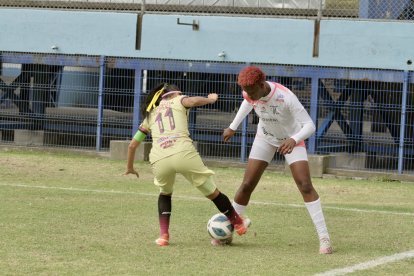 La zaguera Jessy Caicedo (d) anuló a la goleadora  Madelin Riera (i) en la primera semifinal que se disputó en Sangolquí.