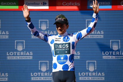 Richard Carapaz con el maillot de pepas azules como líder de la montaña de la Vuelta a España. Uno más a su colección.