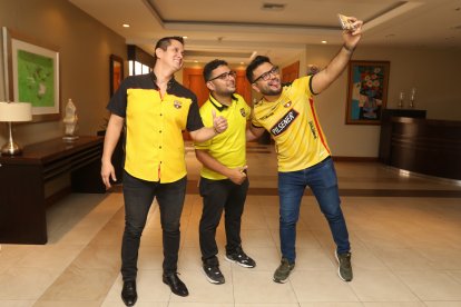 Aunque tienen distintas profesiones, los une el amor por las redes sociales y el equipo.