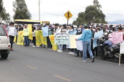 Decenas de pobladores y autoridades hicieron un plantón en contra de la deforestación.