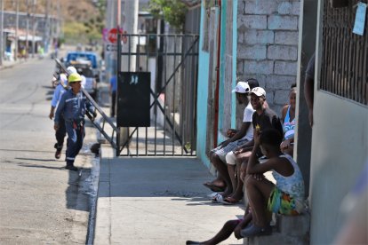 Empleados de CNEL llegaron con escaleras para cortar la luz a los que adeudan más de una planilla.