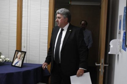 El diplomático destacó las cualidades de la monarca Isabel II