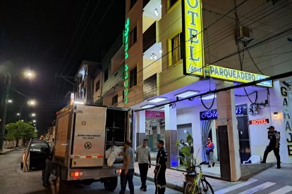 Cinco sujetos fuertemente armados amedrentaron al administrador del lugar de alojamiento, subieron a la habitación y descargaron una lluvia de balas sobre dos huéspedes.