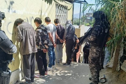 Uno de los aprehendidos fue hallado con 850 dólares y un arma en su domicilio, el cual tenía en su interior un letrero con la frase “mi casa y yo serviremos al señor”.