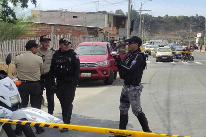 Un pistolero le descargó un disparo a la mujer, quien aceleró la marcha de la camioneta, pero la remataron.