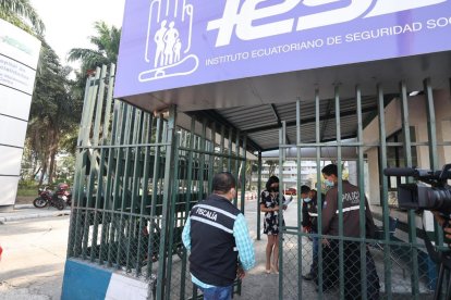 A la casa de salud, en el sur de la urbe, llegaron agentes policiales junto al fiscal