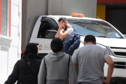 Uno de los afectados durante las investigaciones sobre la muerte de su compañero.