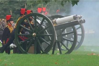 El Ejército disparó salvas al aire para conmemorar la proclamación de Carlos III como nuevo rey
