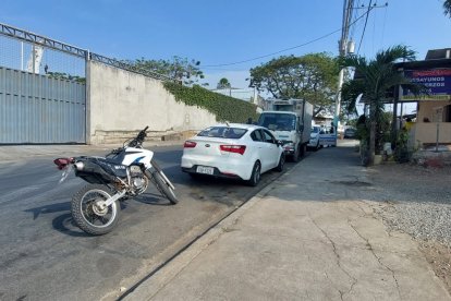 Según moradores, a los dueños de negocios le exigen de entre 500 a 1.000 dólares al mes