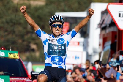 Richard Carapaz y su festejo tras ganar la etapa 20 de la Vuelta a España. El tricolor además aseguró el primer lugar del listado de la montaña.