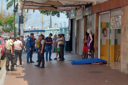 El cuerpo quedó tendido junto a un local de venta de jugos.