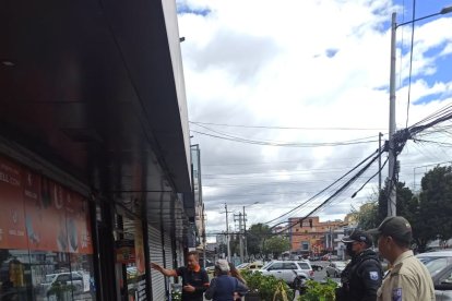 Los pillos estaban armados cuando amedrentaron a los trabajadores del local.