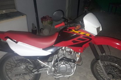 Una de las motocicletas decomisadas que forma parte de la investigación.
