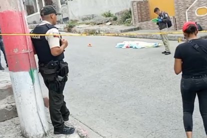 Agentes de Criminalística levantaron ocho indicios balísticos, donde asesinaron a Kevin Ibarra.
