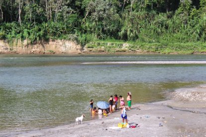 Los fines de semana suelen acudir familias a refrescarse en el río Blanco.
