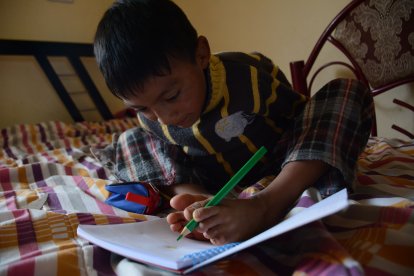 La poliomielitis le quitó la movilidad en los brazos. Eso no lo ha detenido, pues es un niño independiente y juguetón. Sueña con ser docente cuando sea grande.