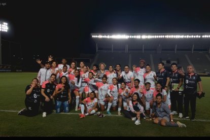 El festejo de las jugadoras de Ñañas tras eliminar a Barcelona y ser las primeras finalistas.