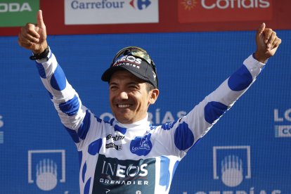 Richard Carapaz y su celebración como ganador de la etapa 20 de la Vuelta a España. Fue su tercera victoria en la carrera.