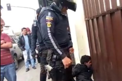 "¡Ay, ay, ay!" gritaba el sospechoso que era sostenido en el piso por varios agentes policiales.