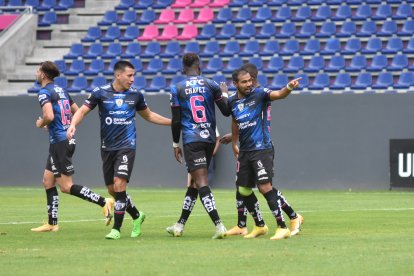 Junior Sornoza (d) fue la figura de los rayados al marcar el doblete para imponerse sobre Delfín, en el estadio Banco Guayaquil.