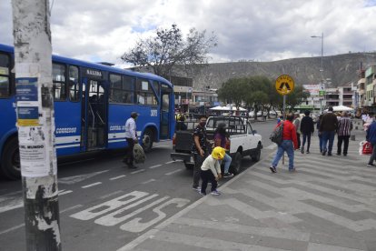 Transeúntes y comerciantes de San Antonio reconocen al hombre del tumor. Dicen que en la mañana casi no se puede ni mover.