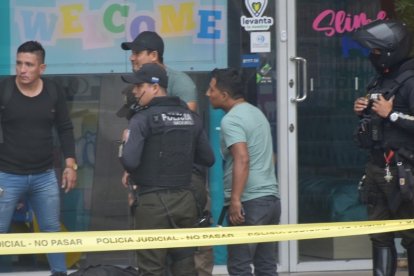 El sospechoso quedó inerte en la acera del establecimiento.