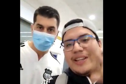 Un aparente hincha de Emelec le hizo una broma de mal gusto al estratega Ismael Rescalvo.