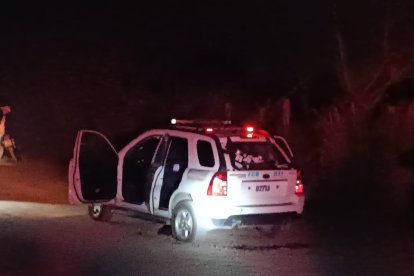 Los agentes fueron recibidos a bala cuando investigaban el robo de una motocicleta. Dos policías resultaron heridos.