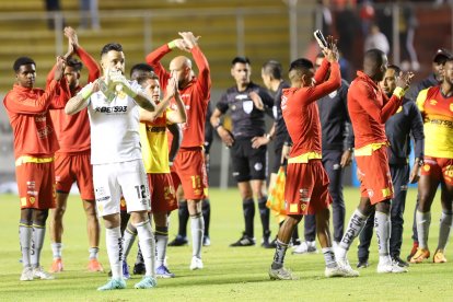Los jugadores de Aucas agradecieron el apoyo de su hinchada, que llegó de manera masiva al estadio Gonzalo Pozo Ripalda.