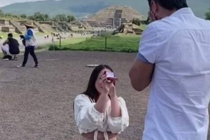 Le pedida de mano se viralizó en redes sociales y generó furor en la plataforma por la romántica manera en que lo hizo.