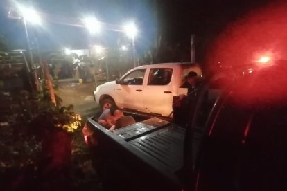 El cuerpo sin vida de Marcelo Cevallos quedó junto a su vehículo, en el cual se disponía a regresar a su domicilio, junto con su pareja sentimental.