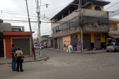 El sujeto, de 34 años, habría estado sentado en una esquina del sector al momento del tiroteo. Una vecina comentó que este ya “estaba advertido”.