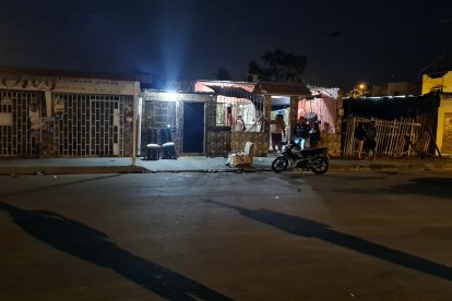 Las víctimas del ataque estaban bebiendo en los exteriores de esta vivienda.