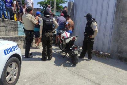 La mujer lucha por su vida en una casa de salud de Manabí. Los pistoleros dejaron una moto y prendas abandonadas.