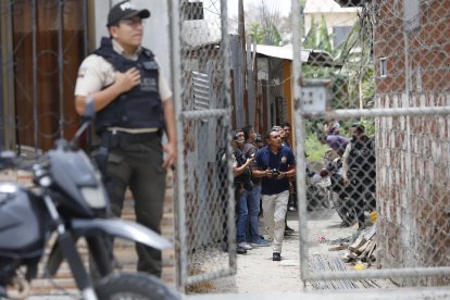 En Pascuales una persona fue atacada a tiros y luego llevada a un centro médico.