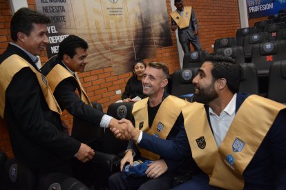 El Kitu Díaz causó sensación en la ceremonia de entrega de licencias de entrenadores a futbolistas de larga trayectoria.