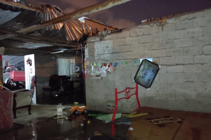 Una familia fue afectada por fuertes vientos que se llevaron el techo de su vivienda.