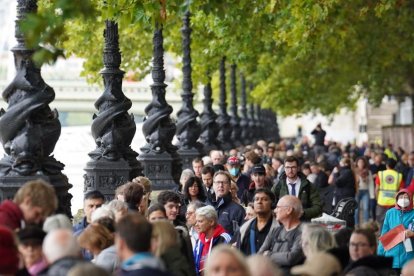 Miles de personas hacen fila en Londres para la capilla ardiente de Isabel II