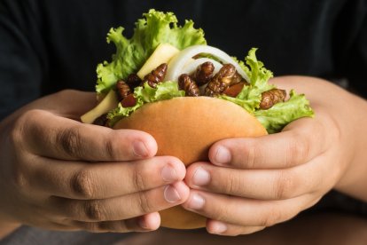 Tailandia: Restaurante de Bangkok ofrece hamburguesas con grillos