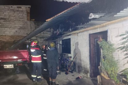 Parte del techo de la vivienda colapsó por la tormenta.