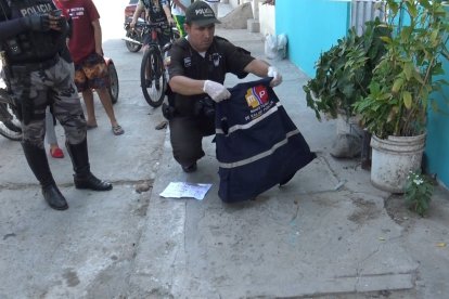 El chaleco que habrían abandonado los sujetos que dispararon a la fémina.