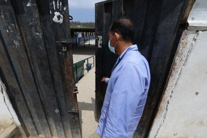 Hay poca presencia policial en los exteriores de los centros educativos.