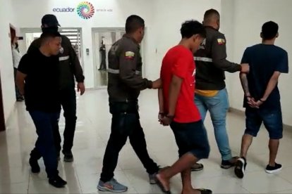 En el operativo se detuvo a cuatro personas, dos con antecedentes penales y una menor de edad.