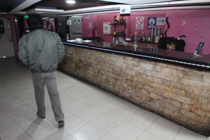 Los balazos destrozaron la pared del bar del centro de diversión.