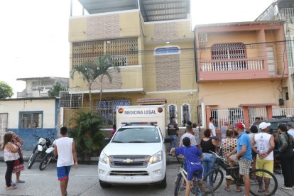 El cuerpo del hombre fue hallado en la sala de su vivienda.