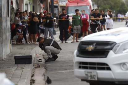 Agentes de Criminalística recogieron indicios balísticos en la escena.
