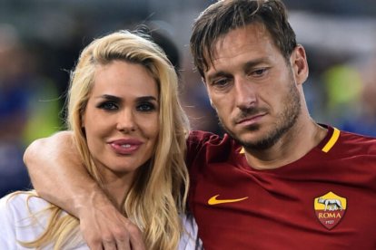 Totti (d) reveló que su esposa Ilary Blasi le fue infiel.